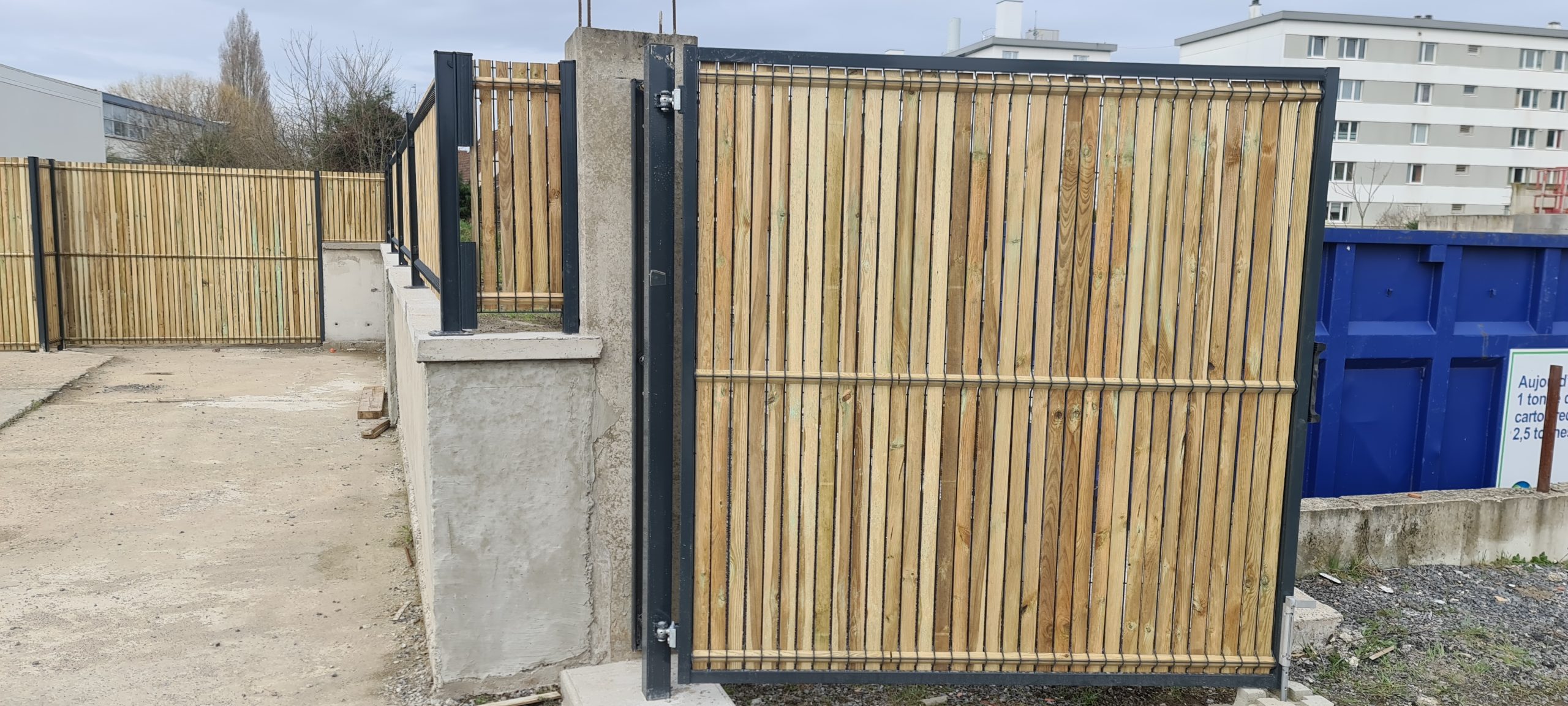 Lire la suite à propos de l’article AFPA Lomme : Pose de 45 ml de clôtures et demi clôtures, 2 portails manuels, une barrière levante et des caniveaux.